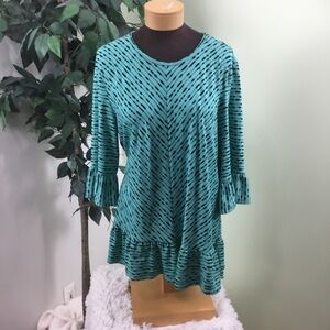 N Touch Large fee an and black three quarter sleeve top